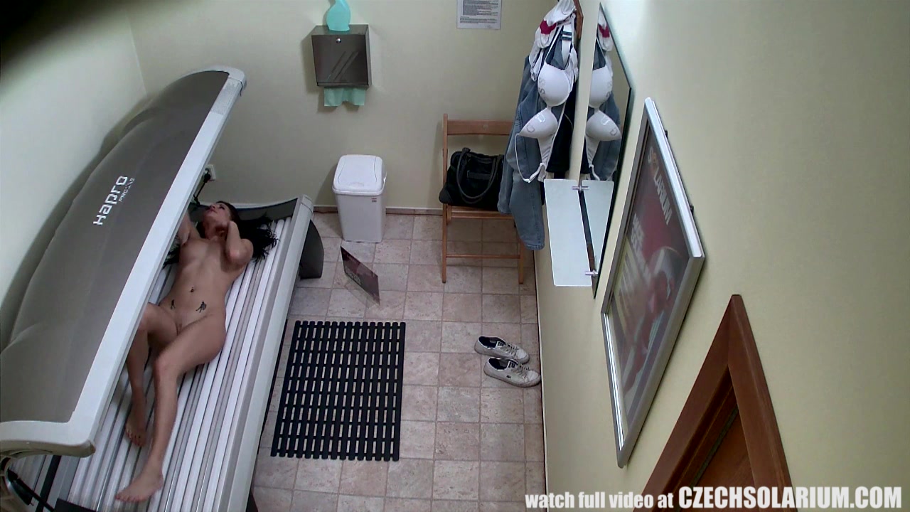 Close up shots of a teen masturbating in a tanning bed - PornHills.com